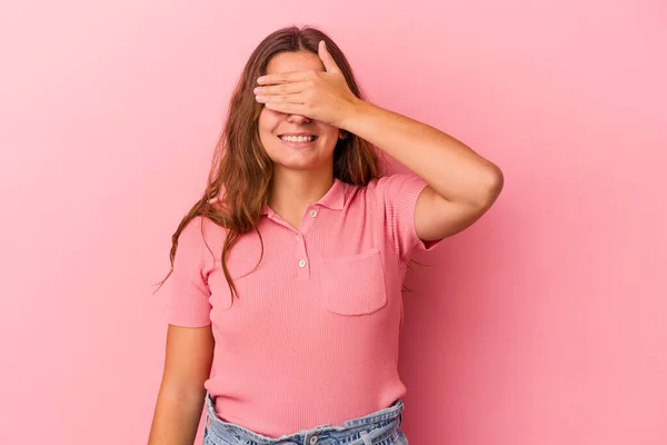 Giovane Donna Caucasica Isolata Sfondo Rosa Copre Gli Occhi Con — Foto Stock