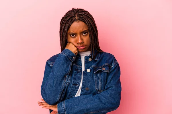 Młoda Afroamerykanka Wyizolowana Różowym Tle Która Czuje Się Smutna Zamyślona — Zdjęcie stockowe
