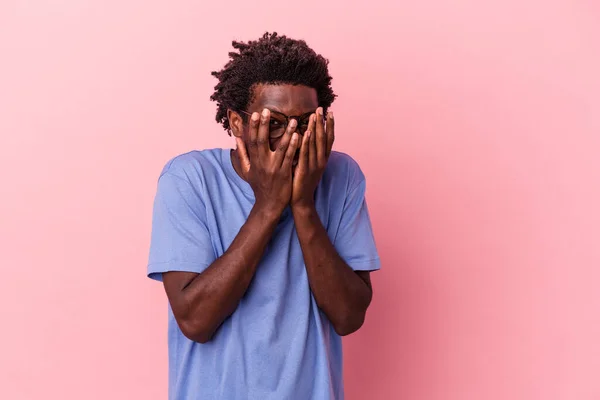 Junger Afrikanisch Amerikanischer Mann Isoliert Auf Rosa Hintergrund Blinzelt Durch — Stockfoto