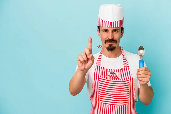 Young Caucasian Maker Holding Scoop Isolated Blue Background Showing Number — Stock Photo, Image