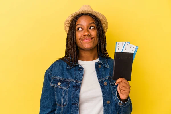 Jonge Afro Amerikaanse Vrouw Met Paspoort Geïsoleerd Gele Achtergrond Dromen — Stockfoto