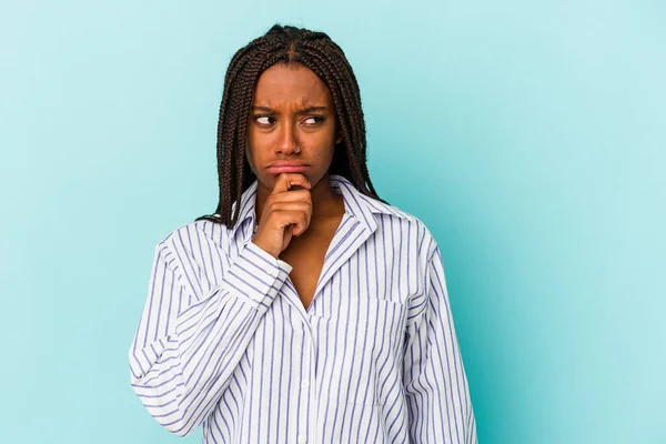 Junge Afrikanisch Amerikanische Frau Isoliert Auf Blauem Hintergrund Und Schaut — Stockfoto