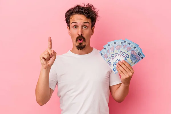 Joven Hombre Caucásico Sosteniendo Billetes Aislados Sobre Fondo Rosa Que — Foto de Stock