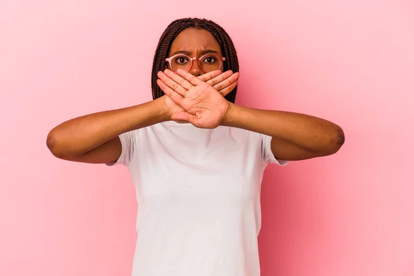年轻的非洲裔美国妇女 因粉红背景而被隔离 做了一个否认的手势 — 图库照片