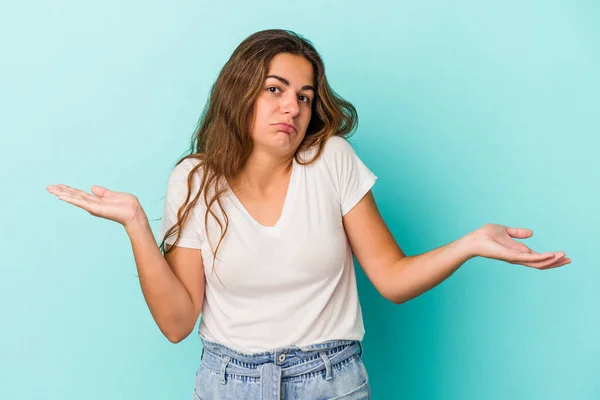 Giovane Donna Caucasica Isolata Sfondo Blu Che Dubita Scuote Spalle — Foto Stock