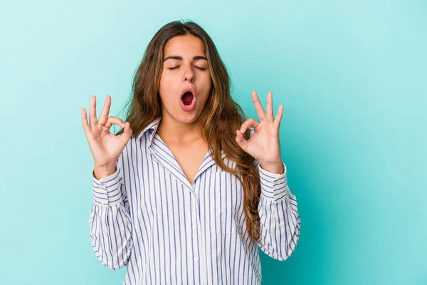 Ung Kaukasisk Kvinna Isolerad Blå Bakgrund Slappnar Efter Hård Arbetsdag — Stockfoto