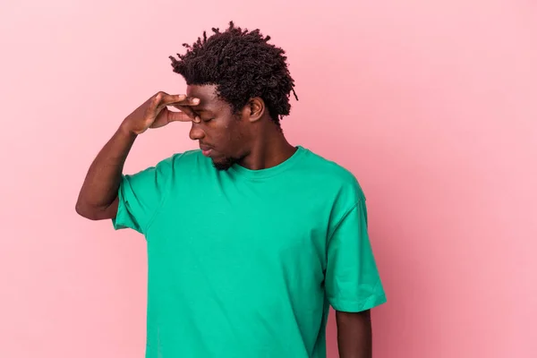 Junger Afrikanisch Amerikanischer Mann Isoliert Auf Rosa Hintergrund Mit Kopfschmerzen — Stockfoto