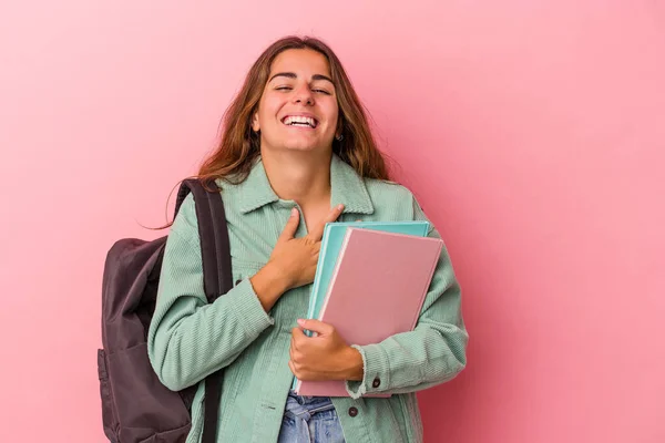 분홍색 배경에 고립된 책들을 코카서스 여학생 소리로 가슴에 웃는다 — 스톡 사진
