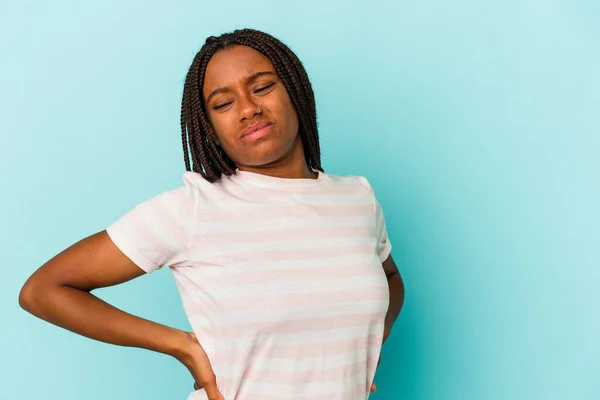 Jovem Afro Americana Isolada Fundo Azul Sofrendo Uma Dor Nas — Fotografia de Stock