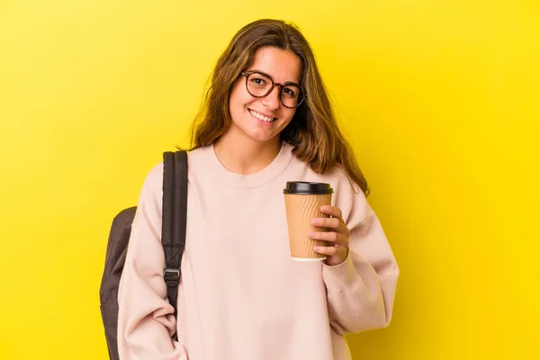 年轻的高加索女学生 带着因黄色背景而被隔离的咖啡 — 图库照片