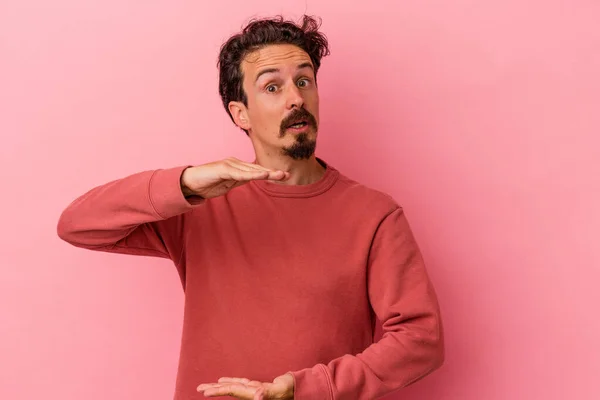 Young Caucasian Man Isolated Pink Background Holding Something Both Hands — Stock Photo, Image