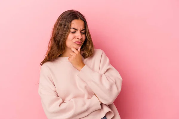 Pembe Arka Planda Izole Edilmiş Genç Beyaz Kadın Virüs Veya — Stok fotoğraf