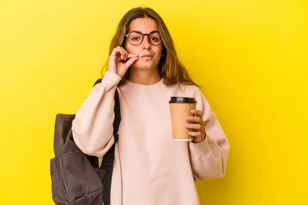 Jovem Estudante Caucasiano Segurando Café Isolado Fundo Amarelo Com Dedos — Fotografia de Stock