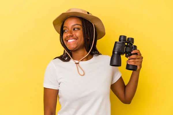 Молода Афроамериканська Дослідниця Яка Тримає Бінокль Ізольований Жовтому Фоні Дивиться — стокове фото