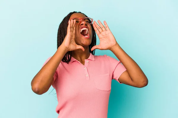 Joven Afroamericana Americana Aislada Sobre Fondo Azul Gritando Emocionada Frente — Foto de Stock