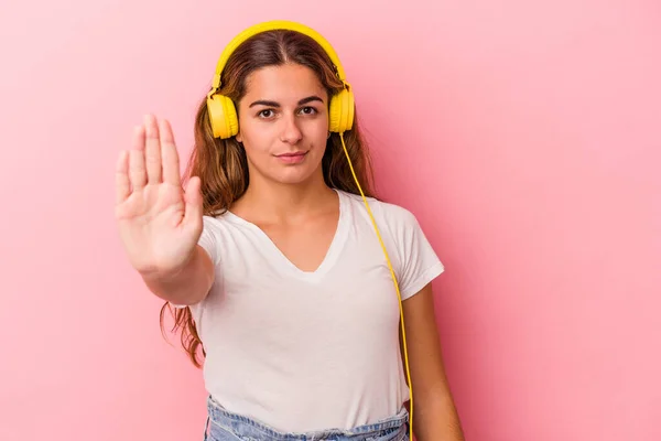 Νεαρή Καυκάσια Γυναίκα Ακούγοντας Μουσική Απομονωμένη Ροζ Φόντο Στέκεται Τεντωμένο — Φωτογραφία Αρχείου
