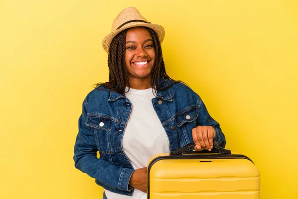 Молода Африканка Мандрівниця Тримає Валізу Ізольованою Жовтому Фоні Сміючись Отримуючи — стокове фото