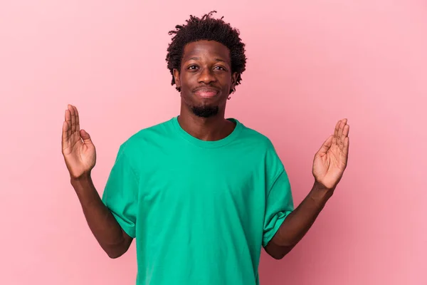 Junger Afrikanisch Amerikanischer Mann Isoliert Auf Rosa Hintergrund Der Etwas — Stockfoto