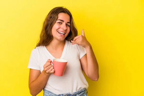 Ung Kaukasiska Kvinna Som Håller Mugg Isolerad Gul Bakgrund Visar — Stockfoto