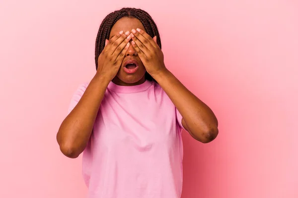 Joven Afroamericana Americana Aislada Sobre Fondo Rosa Asustada Cubriendo Ojos — Foto de Stock