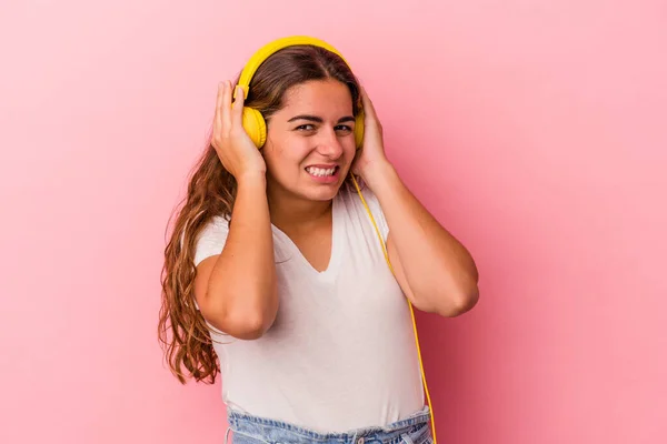 Joven Mujer Caucásica Escuchando Música Aislada Sobre Fondo Rosa Cubriendo —  Fotos de Stock