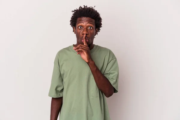 Ung Afrikansk Amerikansk Man Isolerad Vit Bakgrund Hålla Hemlighet Eller — Stockfoto