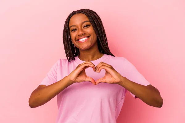 Νεαρή Αφροαμερικανή Γυναίκα Απομονωμένη Ροζ Φόντο Χαμογελώντας Και Δείχνοντας Ένα — Φωτογραφία Αρχείου