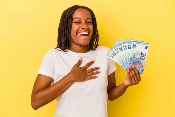 Mladá Africká Američanka Drží Bankovky Izolované Žlutém Pozadí Hlasitě Směje — Stock fotografie