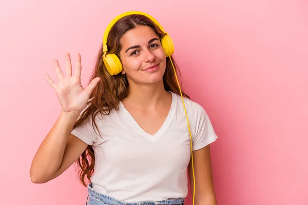 Young Caucasian Woman Listening Music Isolated Pink Background Smiling Cheerful — Φωτογραφία Αρχείου