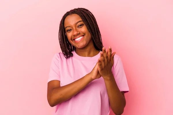 年轻的非洲裔美国女人 因粉红的背景而被隔离 精力充沛 有自信地揉搓着双手 — 图库照片
