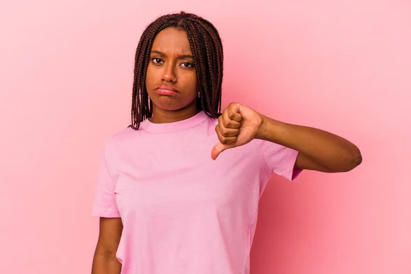 Junge Afrikanisch Amerikanische Frau Isoliert Auf Rosa Hintergrund Zeigt Daumen — Stockfoto