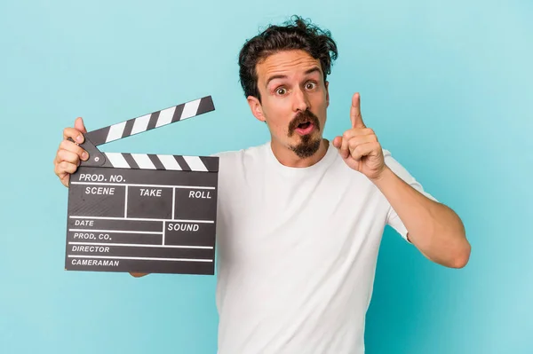 Jovem Caucasiano Segurando Palmas Isolado Fundo Azul Ter Uma Ideia — Fotografia de Stock