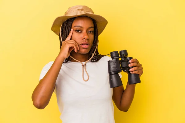 Молода Афроамериканська Дослідниця Яка Тримає Бінокль Ізольований Жовтому Фоні Вказівний — стокове фото