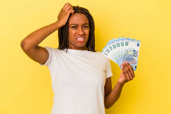 Mladá Afroameričanka Držící Bankovky Izolované Žlutém Pozadí Byla Šokována Vzpomněla — Stock fotografie