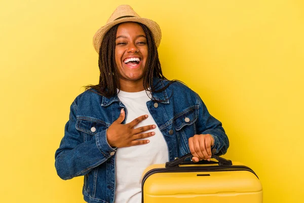 Молода Афроамериканська Мандрівниця Тримає Валізу Ізольованою Жовтому Фоні Сміється Тримає — стокове фото