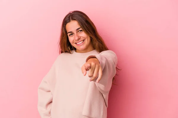 Giovane Donna Caucasica Isolata Sfondo Rosa Sorrisi Allegri Che Puntano — Foto Stock