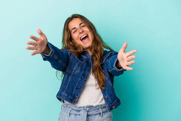 Jovem Caucasiana Isolada Fundo Azul Sente Confiante Dando Abraço Câmera — Fotografia de Stock