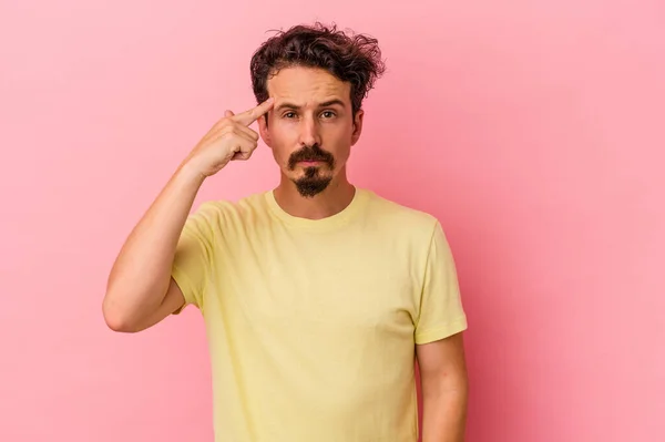 Young Caucasian Man Isolated Pink Background Pointing Temple Finger Thinking — Stock Photo, Image