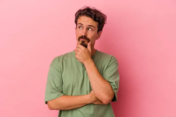 Young Caucasian Man Isolated Pink Background Thinking Looking Being Reflective — Stock Photo, Image