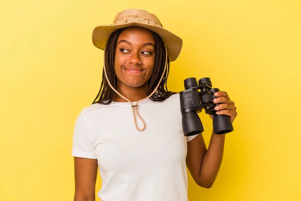 Mladý Africký Americký Badatel Žena Drží Dalekohled Izolované Žlutém Pozadí — Stock fotografie
