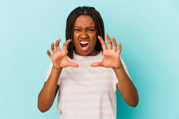 Jovem Afro Americana Isolada Fundo Azul Mostrando Garras Imitando Gato — Fotografia de Stock