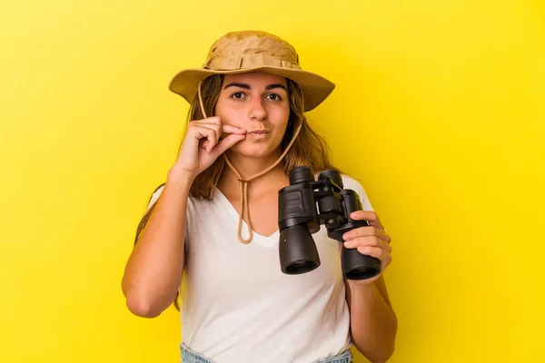 Junge Kaukasische Frau Mit Fernglas Auf Gelbem Hintergrund Isoliert Mit — Stockfoto