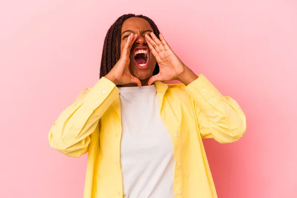 Jong Afrikaanse Amerikaanse Vrouw Geïsoleerd Roze Achtergrond Schreeuwen Opgewonden Naar — Stockfoto