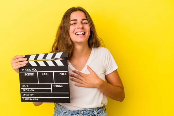 Jeune Femme Caucasienne Tenant Clapperboard Isolé Sur Fond Jaune Rit — Photo