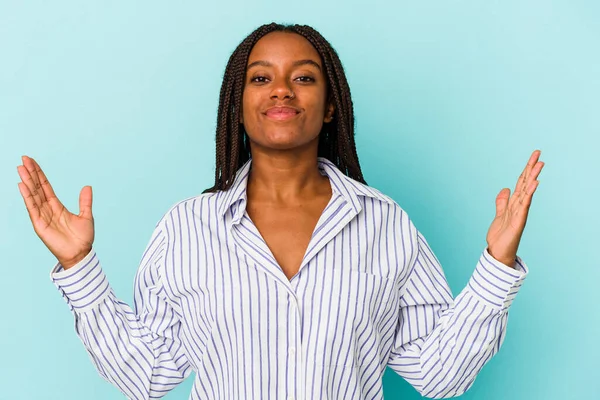 Jonge Afro Amerikaanse Vrouw Geïsoleerd Blauwe Achtergrond Met Iets Weinig — Stockfoto