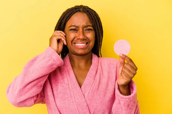 Giovane Donna Afroamericana Che Indossa Accappatoio Che Tiene Disco Trucco — Foto Stock