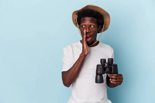 Young African American Man Holding Binoculars Isolated Blue Background Saying — ストック写真