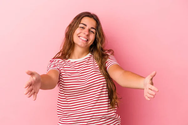 Giovane Donna Caucasica Isolata Sfondo Rosa Mostrando Espressione Gradita — Foto Stock