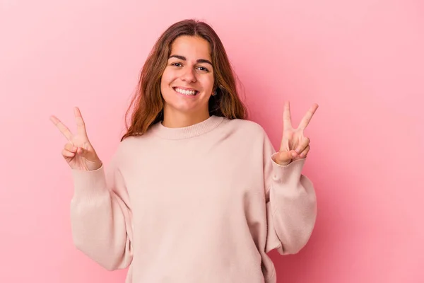 Молода Біла Жінка Ізольована Рожевому Тлі Показуючи Знак Перемоги Посміхаючись — стокове фото