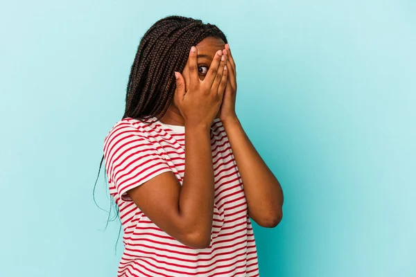 Молодая Африканская Американка Изолированная Синем Фоне Моргает Пальцами Испуганная Нервная — стоковое фото